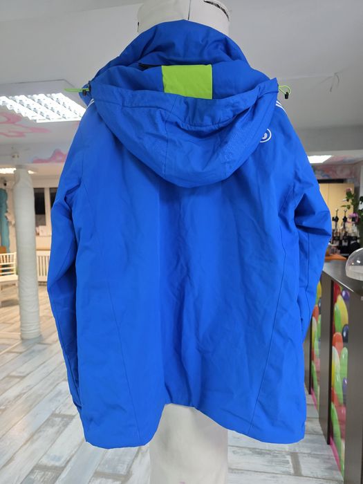 Vând geacă ski urgent.