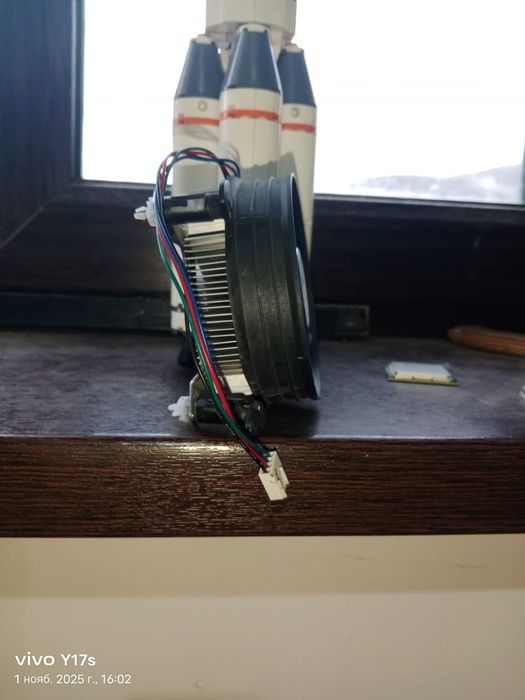 Кулер рабочий, имеет дефекты, охлаждает нормально