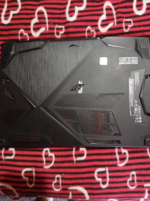Vand leptop msi nici un defect merge perfect bateria tiene maxim o zi  jocurile le duce destul de bine  este doar de gaming maus la fel