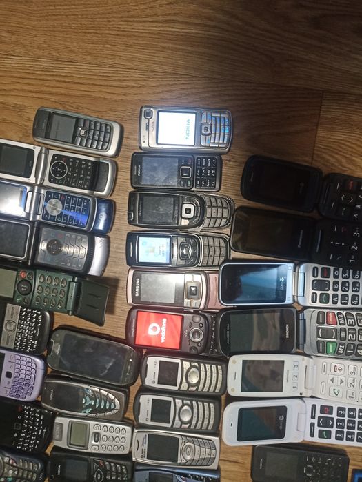 Vând lot 66 telefoane funcționale .