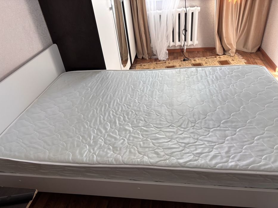 Продам кровать с матрасом.