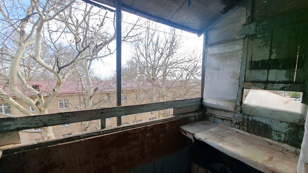 Чирчик шахри 
Окковок раддом ёнида  
1-хона 4-этаж 
Квартира Ижараг