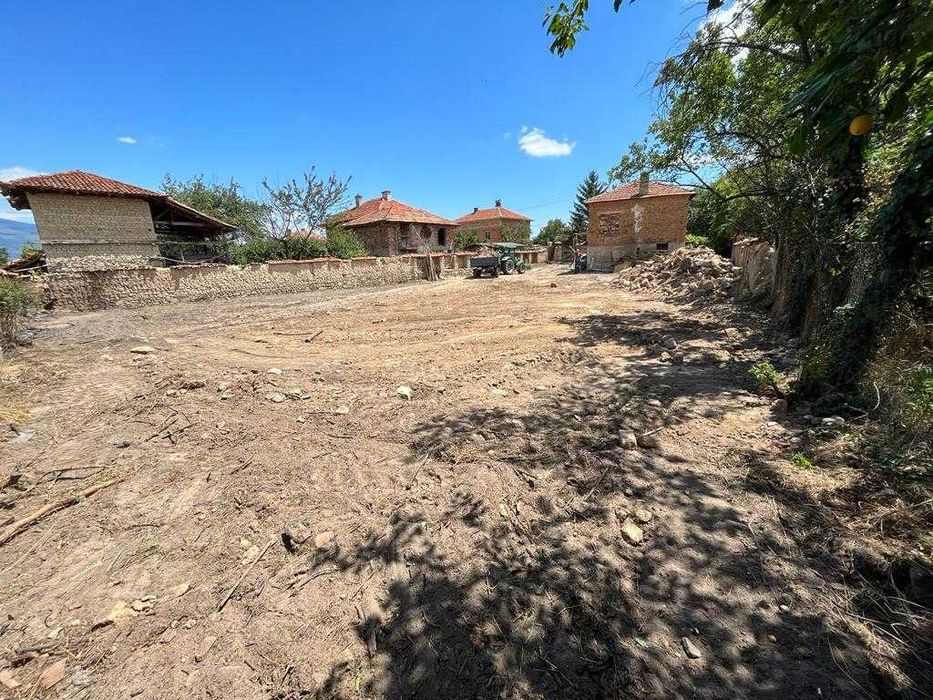 Продава се къща за основен ремонт в  село Каравелово