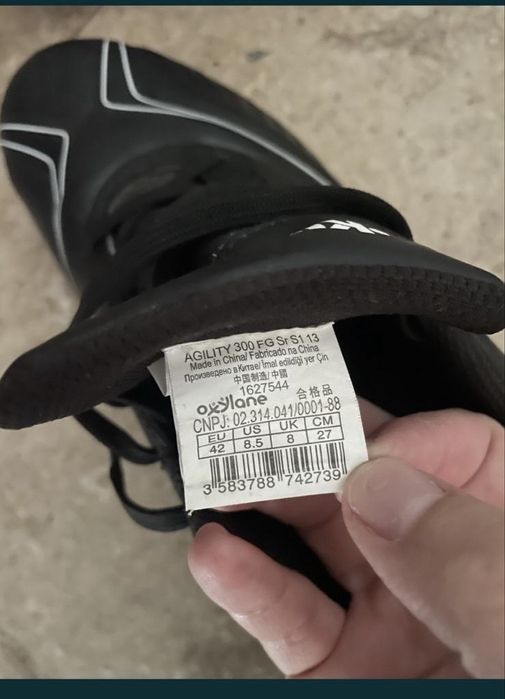 Vand adidasi pentru sintetic.