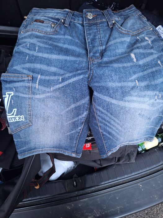 Pantaloni scurti de firma no marimi diferitei