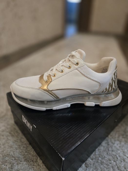 Спортни обувки DKNY