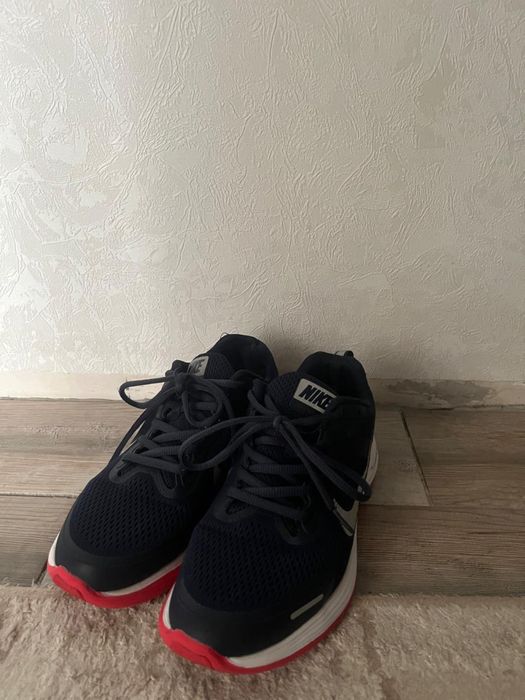 Крассовки  Nike..