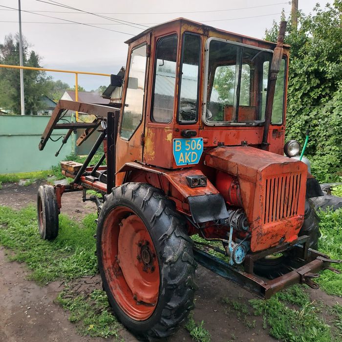 Трактор с куном с косилкой