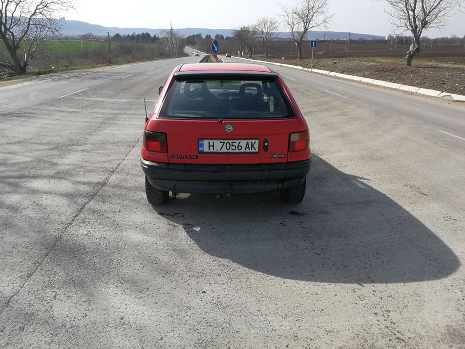 Продавам Опел Астра 1.6 моно чети цялата обява