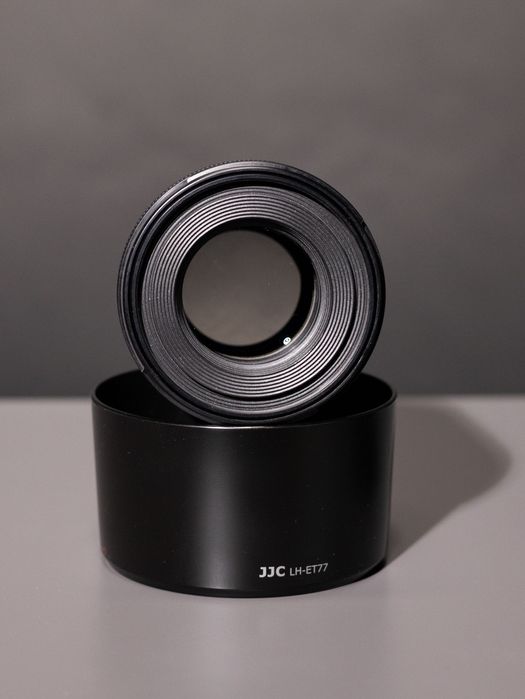 Canon RF 85mm F2 Macro IS STM + parasolar