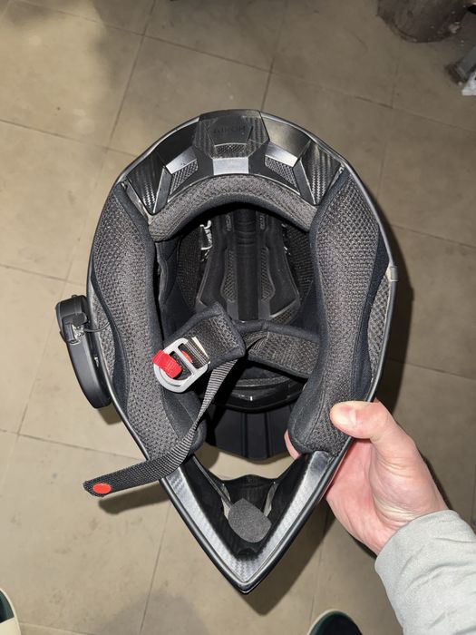 Каска AIROX Carboon със станция