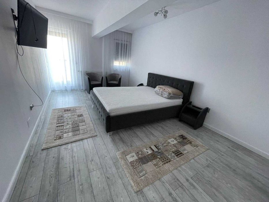 închiriere apartament 3 camere, 2 bai, un balcon, o terasa și 2 garaje