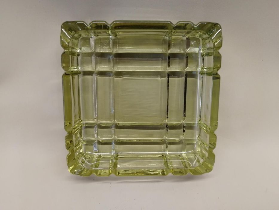 ПЕПЕЛНИК от оцветено пресовано стъкло от социализма