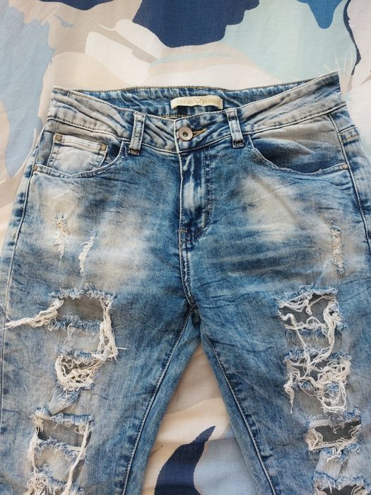 Дамски накъсани  дънки