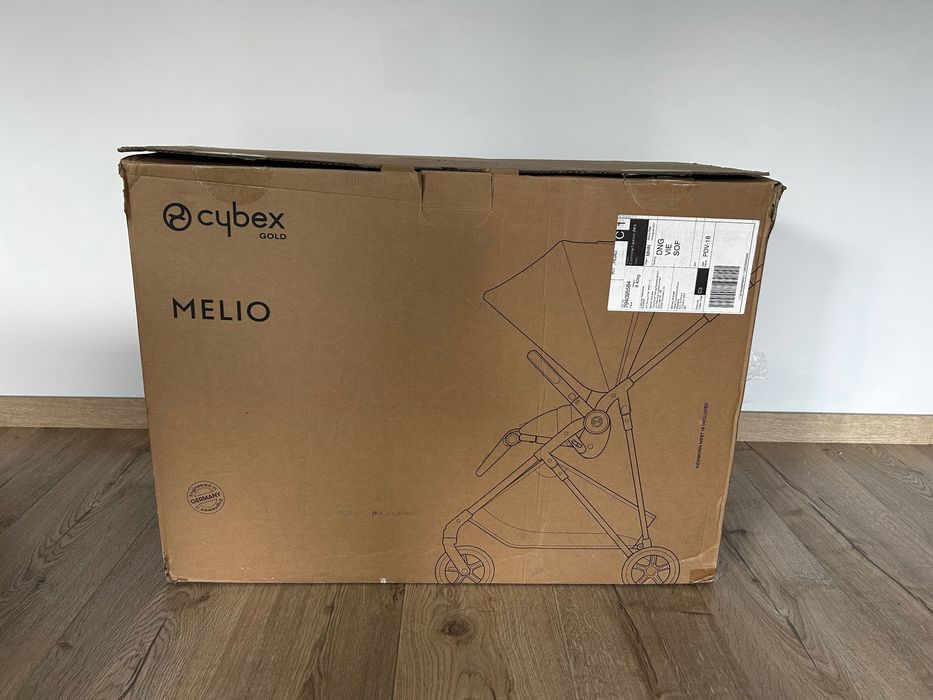 Детска количка Cybex Melio Gold с подаръци и аксесоари