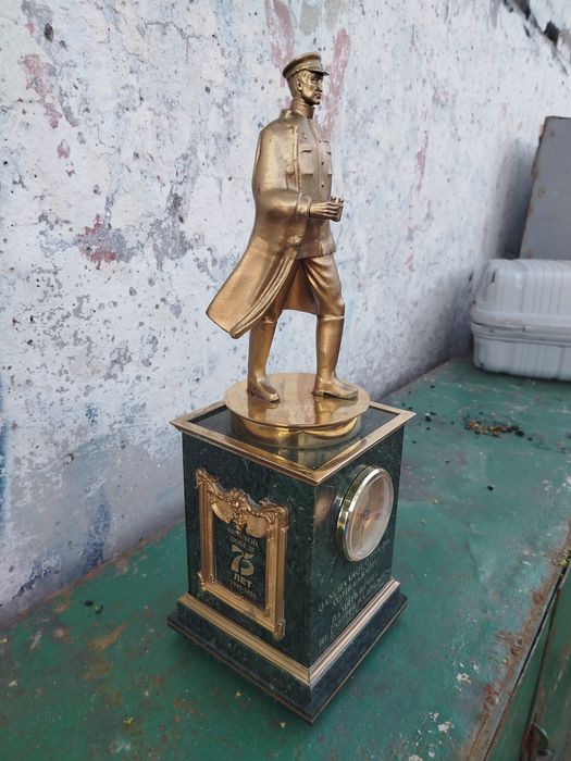 Продам статуэтку Часы