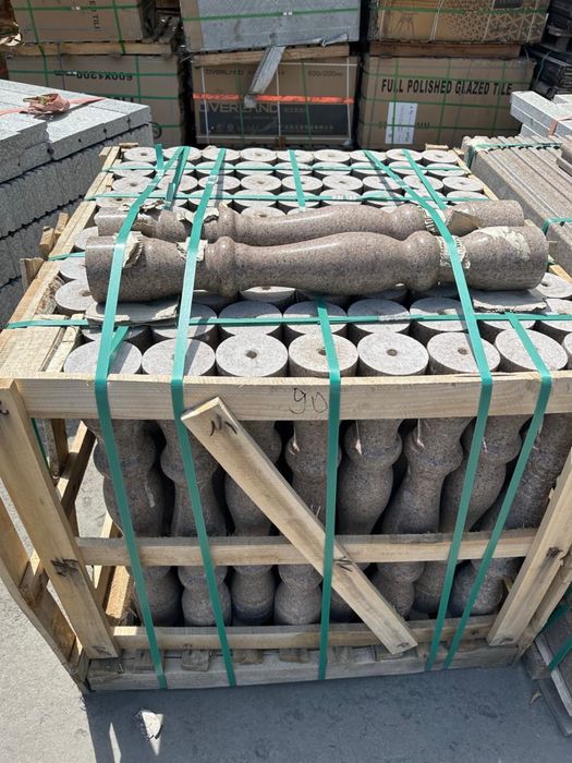 Травертин , гранит .