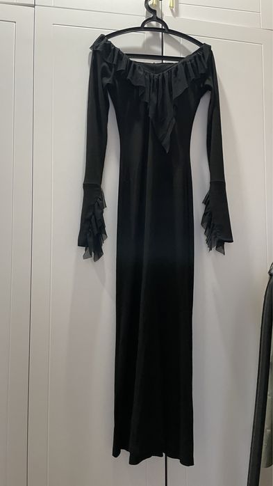 платье черное облегающее