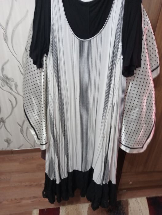 Продаются платья.