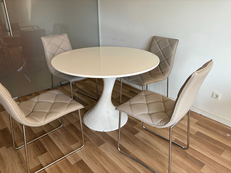 Малка маса със столове