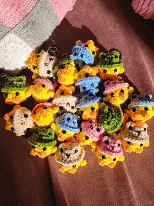 Вязаные брелки ручной работы
