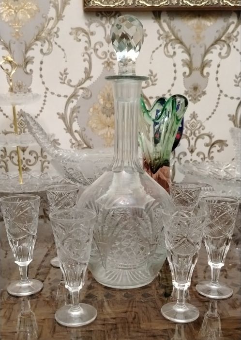 Три хрустальных графина с рюмочками.