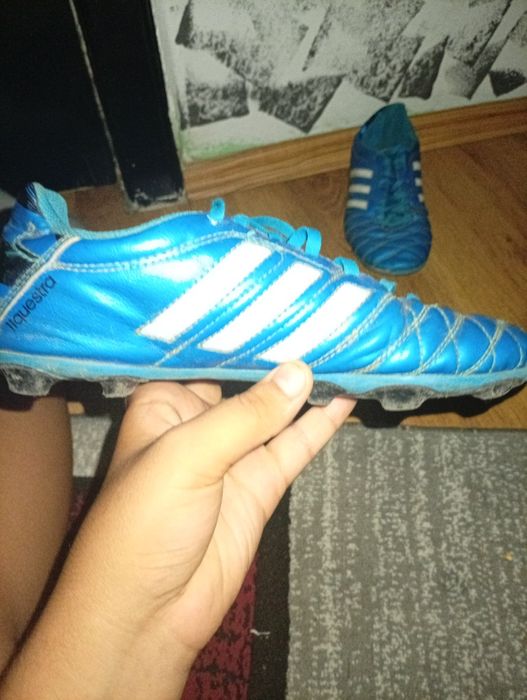 Vând ghete fotbal cu crampoane adidas