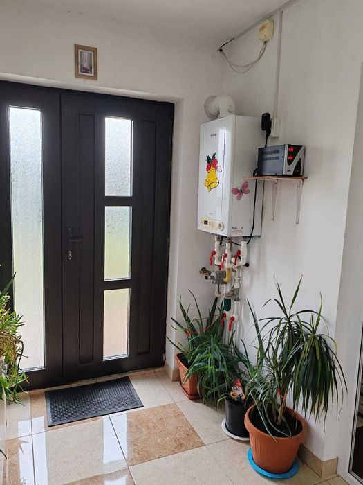 Casa 2 camere cu centrala gaz si teren 300 mp zona Primarie si Scoala