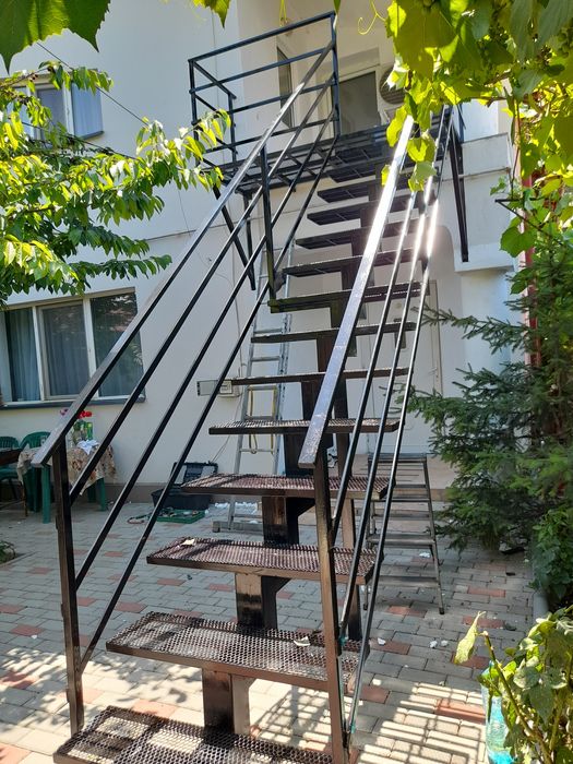 Scări metalice exterioare pe vang central