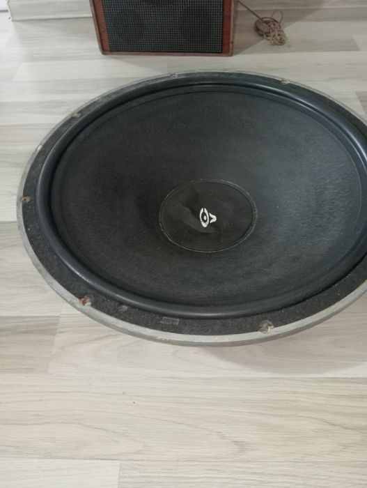Vând subwfer,1500w,8 omi,in stare foarte buna 18inch