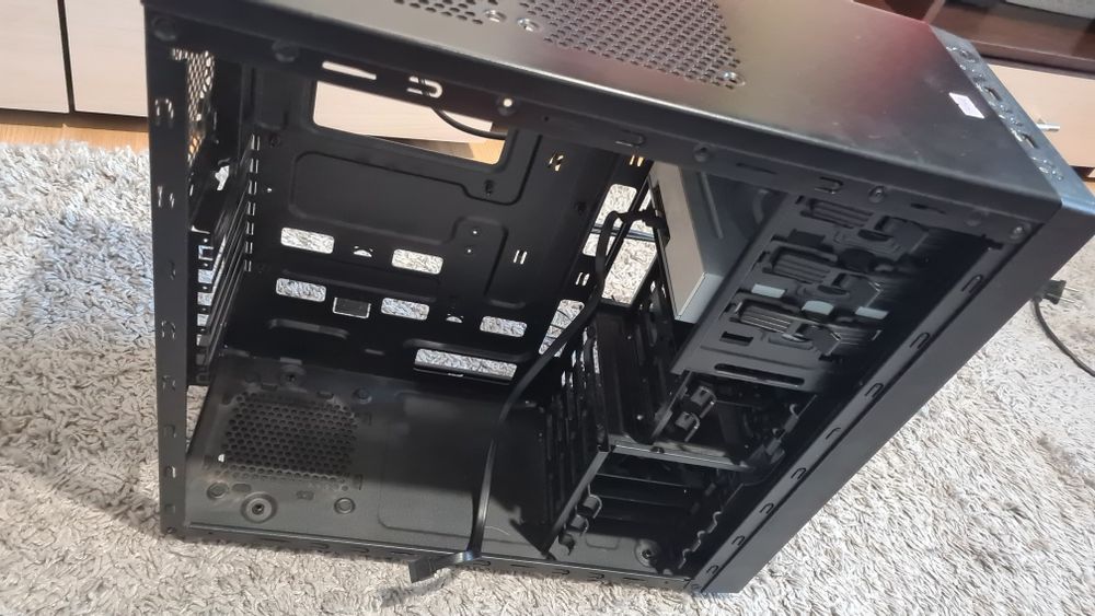 Vând  carcasa cu sursa și cd rom