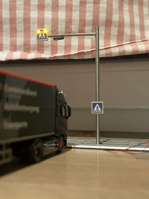 Machetă Stalp avertizare trecere de pietoni cu led Flash,scara 1:87