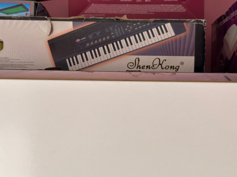 Продавам синтезатор с микрофон към него използван много малко !