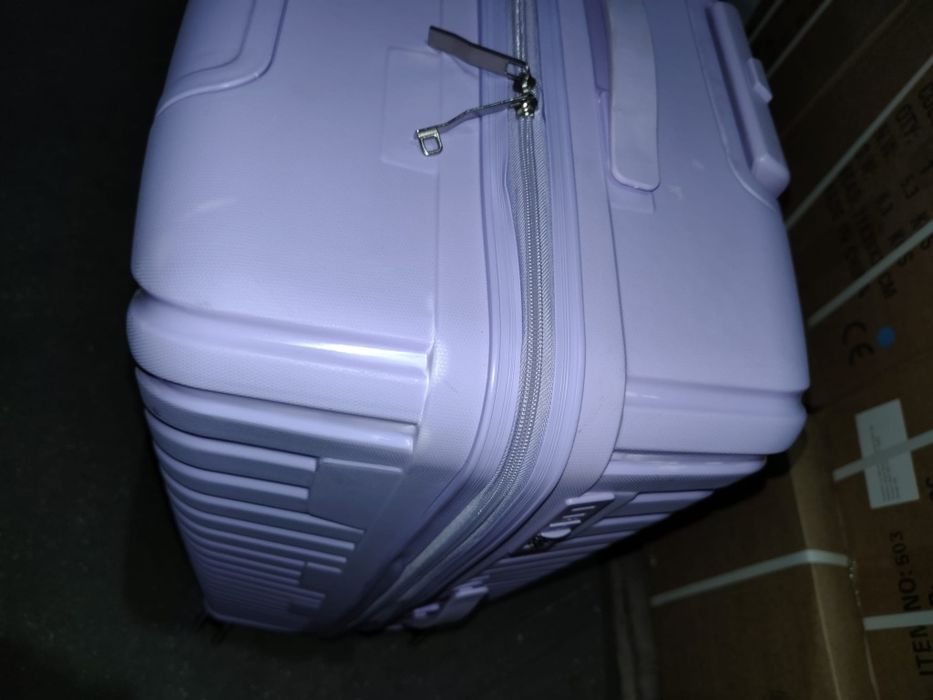 Troler / valiză  mov-lila, carcasă rigidă, cu roți