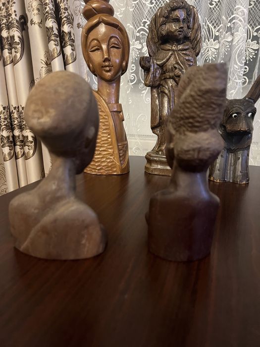 Busturi din lemn masiv