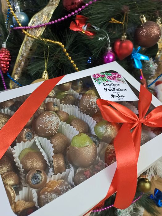 Фрукты и ягоды в шоколаде