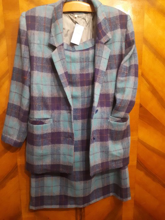 Costum  din stofă de lână fină cardata  ,în  carouri,  pentru  damă