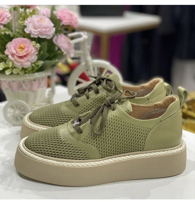 Продам женские кроссовки 37