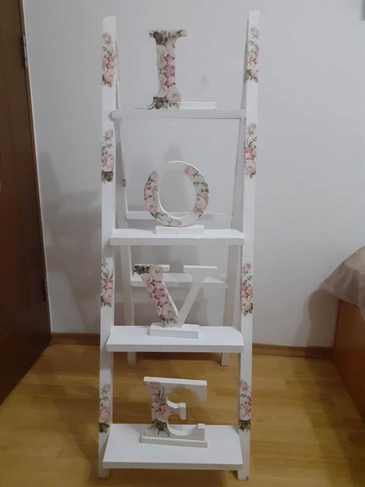 Raft decorativ cu litere "LOVE" și motive florale cu trandafiri