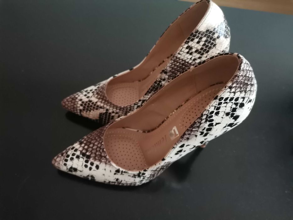 Змийски обувки на ток