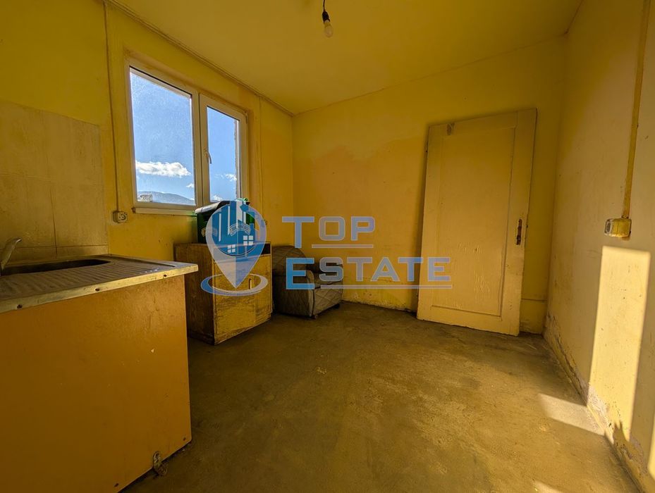 Двуетажна масивна къща с панорама в центъра на град Плачковци