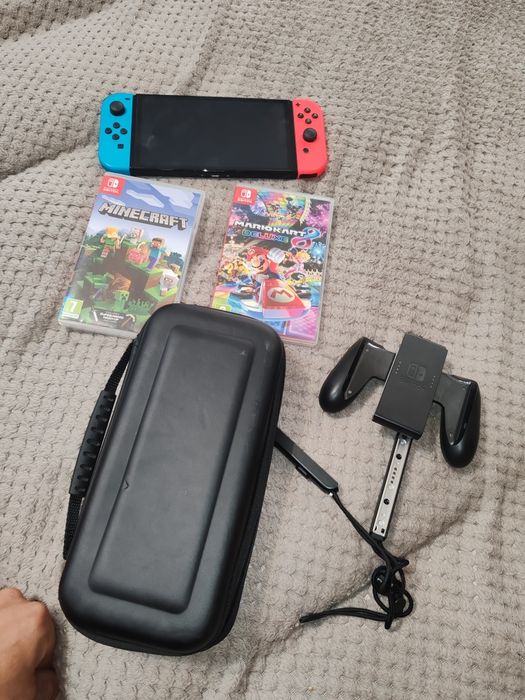 Nintendo switch cu gentuță si trei jocuri