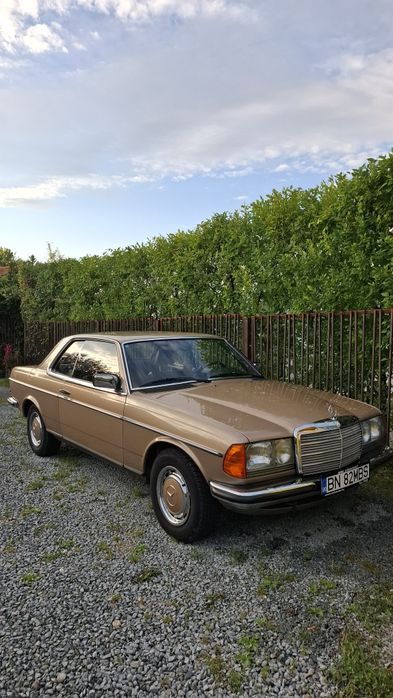 Vand garaj in Gruia cu Mercedes Benz