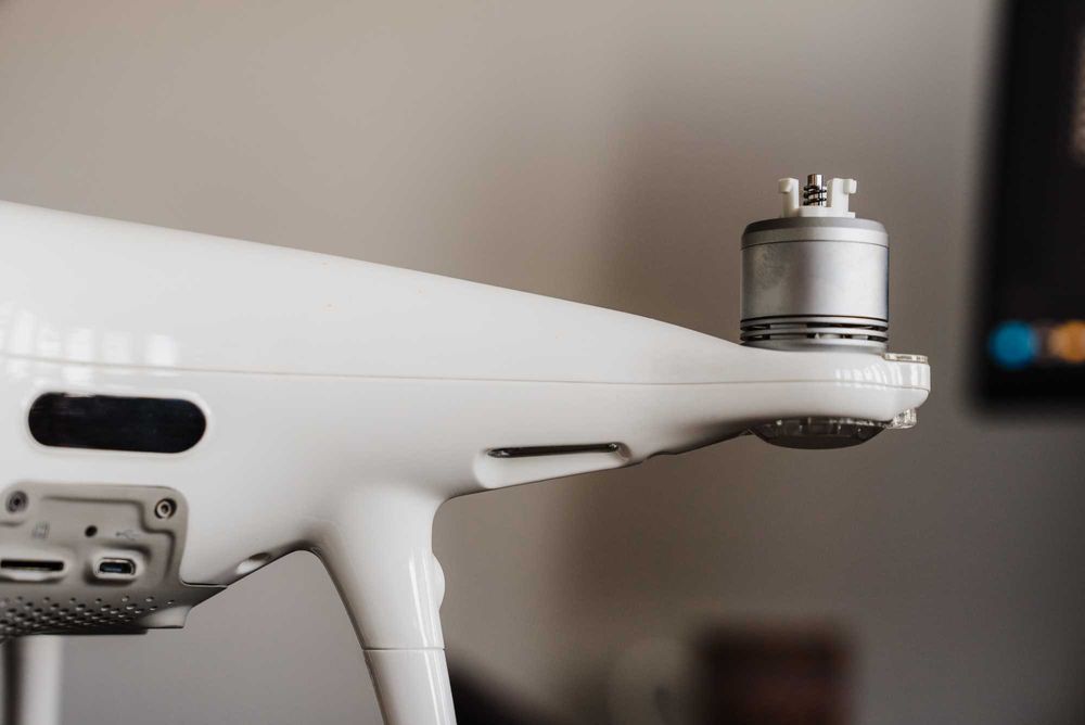 Drona DJI Phantom 4Pro cu 3 baterii