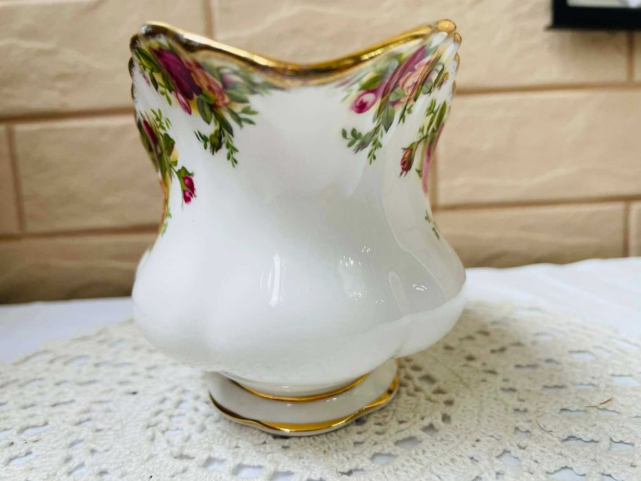 ROYAL ALBERT красива голяма сосиера от Англия