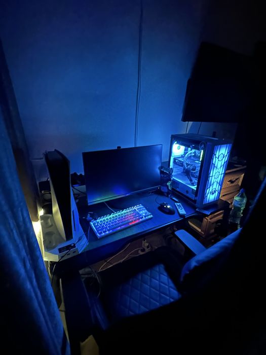 Геймърски компютър и монитор