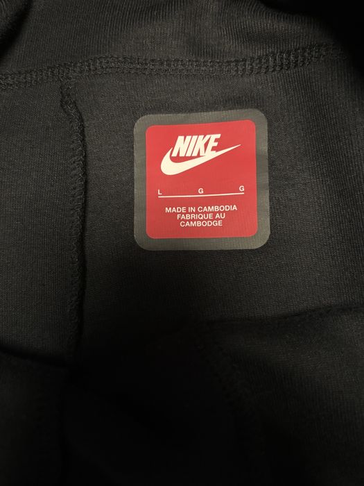 Vand pantaloni nike tech L!
