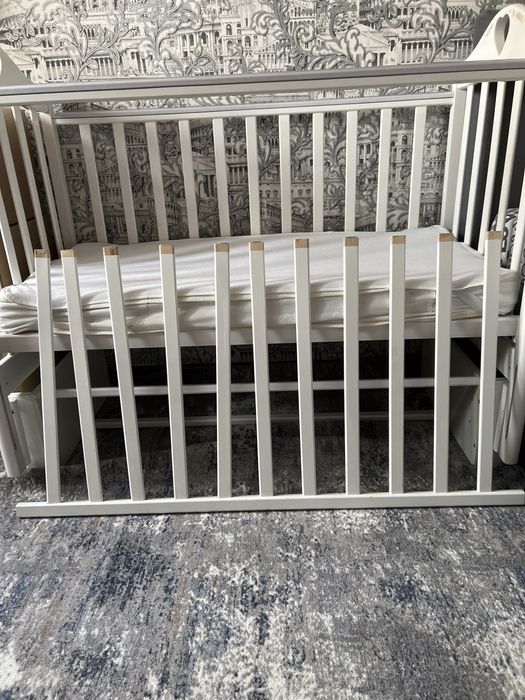 Детская кроватка с маятником