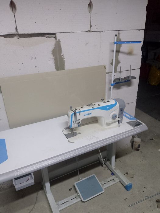 Продам швейную машину jack f4