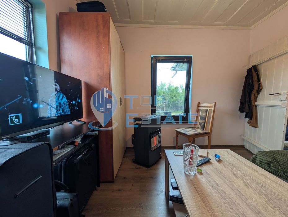 Едноетажна реновирана къща с голям двор в село Сливовица